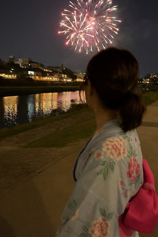 ChatGPT 的新图形生成功能，甚至能根据前后文生成连续帧：图 1 生成后，我用了：“让她转头，对着我笑，我开了闪光灯，这是一款老 iPhone，夜景效果不好