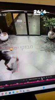 🇮🇱 תיעוד ממצלמות האבטחה: אלמוני רעול פנים משליך לבנה לעבר דלת הכניסה לאולפני חדשות 12, מנפץ אותה - ונמלט.