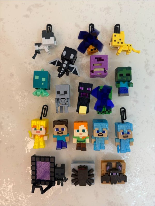 Фигурки из Kinder joy Minecraft Майнкрафт.