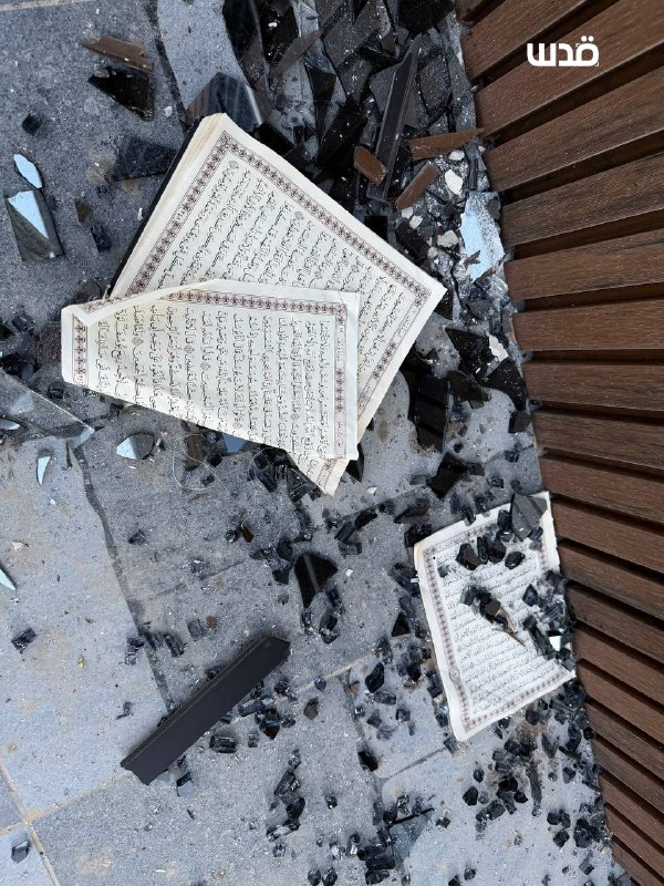 מתנחלים קורעים את הקוראן הקדוש בזמן שהם תקפו והשחיתו בית באזור ביר קוזה, בעיירה ביתא, מדרום לשכם.