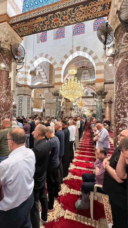 المصلون يؤدون فجر الجمعة بالمسجد الأقصى