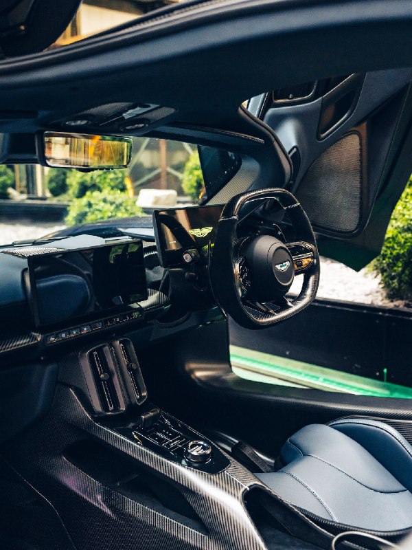 Aston Martin Valhalla 6