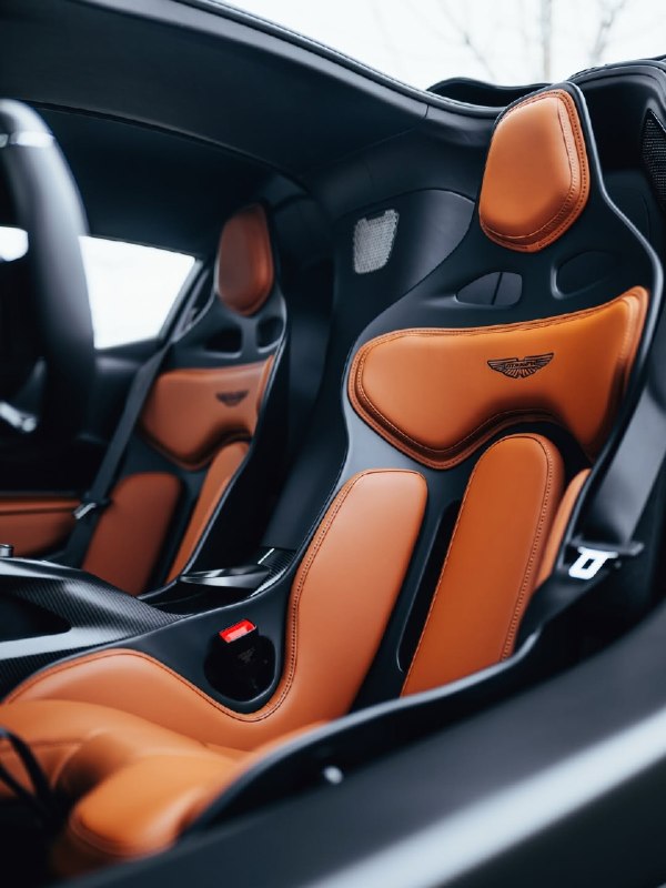 Первый среднемоторный суперкар Aston Martin 5