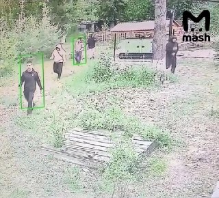 Тувинские волонтёры продолжают искать пропавших девочек — на этот раз неравнодушные перелезли через забор тюрьмы, бродили по территории и повредили союственность ФСИН. Охранники осмотрели камеры и вызвали полицию.Ищут они 12-летних Айлану и Амину, которые 