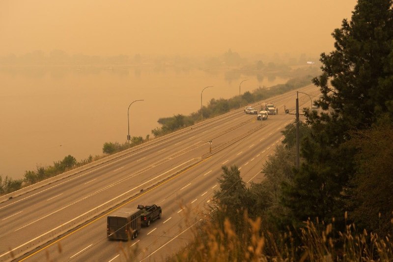 שריפת יער סביב אגם Okanagan במערב קנדה אילצה יותר מ-20,000 בני אדם לעזוב את בתיהם.