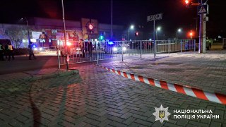 Во Львове произошел теракт: погибла сотрудница полиции, 15 человек пострадали, некоторые находятся в очень тяжелом состоянии — мэр   Во время теракта прогремело два взрыва — прокуратура   «По оперативной информации, сегодня в 00:30 на номер „102“ поступило