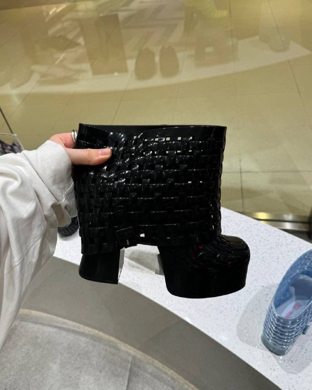 Шопинг Магазинов тьма, а меня как всегда потянуло на агли шузы… Не знаю какие выбрать для Питера. Это резина по кг каждый клог,коллаборации бренда Melissa и Y.Project / Marshall ColumbiaШопинг Магазинов тьма, а меня как всегда потянуло на агли шузы… Не знаю какие выбрать для Питера. Это резина по кг каждый клог,коллаборации бренда Melissa и Y.Project / Marshall Columbia