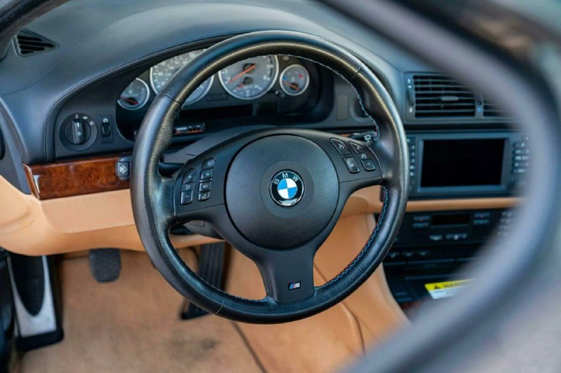 В США обнаружили идеально сохранившийся седан BMW M5 2001 года 7