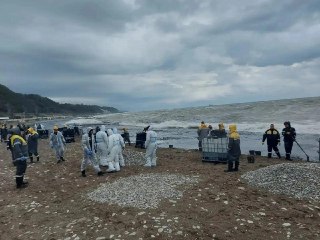 В Туапсе из-за дождей нефтепродукты из реки попали в Черное море и на береговую линию, сообщает оперштаб.«Продолжаются проливные дожди. Из-за этого поднялась вода в реке Туапсе — произошел перелив нефтепродуктов через ранее выставленные боновые заграждения