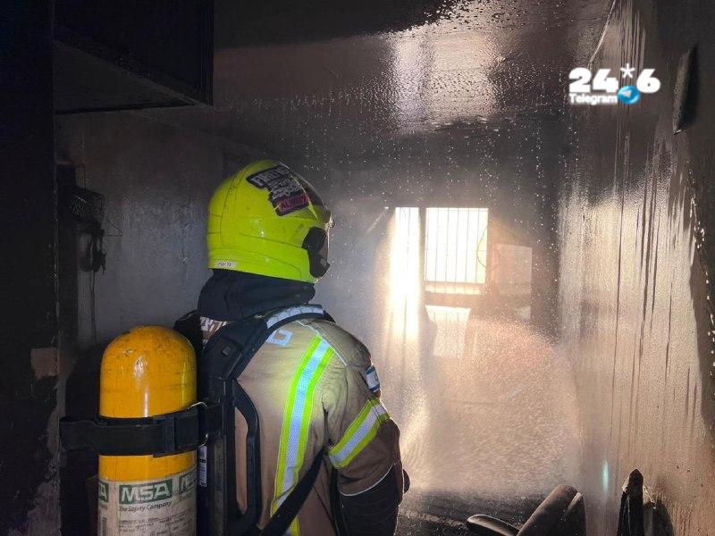 🇮🇱 שרפה פרצה בדירה בקומה השלישית בבניין בשדרות התמרים בעיר אילת. לכוד כבן 40 חולץ מהזירה במצב קשה. לוחמי…