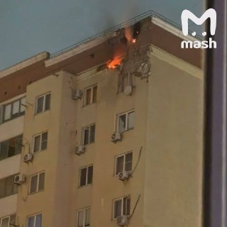 Один человек пострадал после падения обломков БПЛА на многоэтажный дом в Новороссийске. Мужчина получил осколочное ранение. Об этом сообщил оперштаб региона.Также всушный беспилотник врезался в 16-этажку — дрон задел верхний этаж и разбил угловую квартиру.