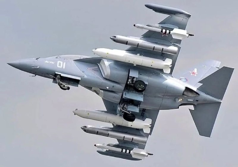 🔴 בתמונה זו ניתן לראות את מטוס האימון הקרבי Yak-130 טס עם קיבולת נשק מקסימלית בחיבוריו.