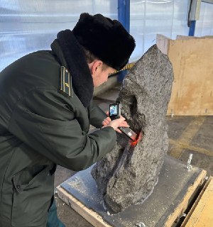 В порту Санкт-Петербурга пресекли вывоз из России в Великобританию осколок метеорита Алетай весом более двух с половиной тонн и стоимостью около 323 миллионов рублей — Федеральная таможенная служба«Фрагмент метеорита был ввезен в Россию из одной из стран Е