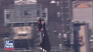 🇺🇸 A man high on drugs was seen swinging his belt at vehicles driving by on the street.
