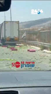 🇮🇱 עוקף חווארה: מלפפונים נפלו ממשאית על שני הכיוונים, יש הפרעה בשני הכיוונים - הכביש פתוח.