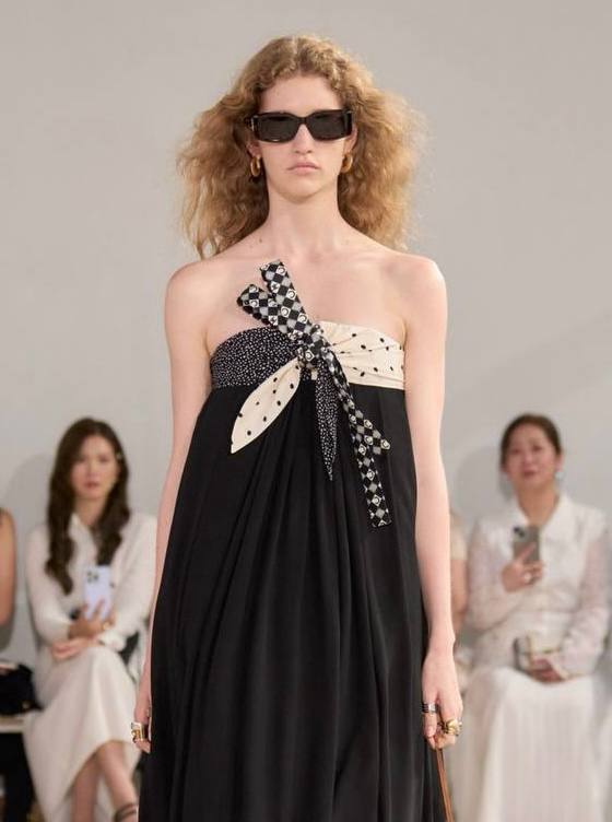 Мы обожаем стилиста по волосам и друга SENECA Марию Туеву — она не только придумала и сделала самую обсуждаемую челку года (для Анастасии Мироновой), но и очень здорово «читает» образы. Поэтому мы и не сомневались, что она изучит последние Недели моды и разложит для нашего канала все горячие hair-тренды по полочкам. А она взяла и разложила: Мокрые волосы. Очень крутой тренд который с нами не первый год, и, скорее всего, он с нами еще надолго. Тренд заключается в том, что у корней полностью отсутствует объем, то есть волосы плоско прижаты к голове. А по длине мы видим либо максимально размоченную, ту же распущенную или собранную в пучок, либо более подсушенную, более легкую текстуру, словно девушка только вышла из душа усилив образ аксессуарами, и пошла по своим делам. Увидеть его можно было на показах Rick Owens, Lemaire, Cavalli. Волосы депрессии. Для меня необычно, но Gucci, Chanel и Valentino взяли этот тренд на вооружение. Может быть это некая ностальгия по вечеринкам 2000 или ирония о современном ритме жизни. Я думаю, вы о нем уже слышали. Это когда мы смотрим на волосы, и у нас есть легкое впечатление, что хозяйка этих волос не то, чтобы не помылась, но еще их специально начесала, пожила с ними еще сутки, и на следующий день снова не пошла в душ. Это максимально растрепанные, лохматые волосы. Даже если они имеют конкретное направление в виде проборов и вычесов, то все равно мы видим в этом легкий (либо нелегкий) хаос. Это создает абсолютно резонанс в образе на модели, какой бы элегантный и выверенный лук у нее не был, она современная девушка с легкой пост-иронией, как по мне. Волны. Заметили моду на посещение галерей и музеев изобразительного искусства? Вернемся к волнам. Я бы даже сказала, что это скорее кудри, которые были вычесаны от корней до самых концов. Создается центральный пробор и максимально плоско укладывается прикорневая зона для того, чтобы волны стали плоскими, и весь объем переходил в концы. И так мы переносимся в тему Ренессанса. Очень много брендов использовали этот прием в волосах. Уверена, он станет популярен у клиентов, тк многие годы, столетия и века мы наблюдаем и копируем образы самых прекрасных женщин являющимися эталоном красоты вне времени, такой как Венера Милосская — что касается данного тренда. Две косы. Не могу не отметить показ Comme des Garcons с двумя косами (иногда их было и больше), но в основном мы можем наблюдать две длинные, несуразные, по-разному сплетенные косы. И мне кажется, что это тоже супер вариант для того, чтобы собрать себя на мероприятие. Да и для повседневности. Классный ход, что для российской аудитории это еще и отсылка к теме этники, ведь две косы чаще всего появляются именно в нашей славянской культуре. Гладкий пучок. Отличный пример для тех, кто любит элегантную классику, но при этом хочет немножко побунтовать. Тут можно вдохновиться Chanel, которые показали нам гладкий хвост собранный в небрежный пучок с выпущенными лохматыми прядями сзади, словно модель подралась, либо очень спешила, а для тех, кто за строгость и максимум элегантности — Schiaparelli с их идеальным, гладким пучком, который они достали из архивов начала XX века. Вымеренная архитектурная форма. Идеальный силуэт, без единого волоска.#мастерствоSENECAМы обожаем стилиста по волосам и друга SENECA Марию Туеву — она не только придумала и сделала самую обсуждаемую челку года (для Анастасии Мироновой), но и очень здорово «читает» образы. Поэтому мы и не сомневались, что она изучит последние Недели моды и разложит для нашего канала все горячие hair-тренды по полочкам. А она взяла и разложила: Мокрые волосы. Очень крутой тренд который с нами не первый год, и, скорее всего, он с нами еще надолго. Тренд заключается в том, что у корней полностью отсутствует объем, то есть волосы плоско прижаты к голове. А по длине мы видим либо максимально размоченную, ту же распущенную или собранную в пучок, либо более подсушенную, более легкую текстуру, словно девушка только вышла из душа усилив образ аксессуарами, и пошла по своим делам. Увидеть его можно было на показах Rick Owens, Lemaire, Cavalli. Волосы депрессии. Для меня необычно, но Gucci, Chanel и Valentino взяли этот тренд на вооружение. Может быть это некая ностальгия по вечеринкам 2000 или ирония о современном ритме жизни. Я думаю, вы о нем уже слышали. Это когда мы смотрим на волосы, и у нас есть легкое впечатление, что хозяйка этих волос не то, чтобы не помылась, но еще их специально начесала, пожила с ними еще сутки, и на следующий день снова не пошла в душ. Это максимально растрепанные, лохматые волосы. Даже если они имеют конкретное направление в виде проборов и вычесов, то все равно мы видим в этом легкий (либо нелегкий) хаос. Это создает абсолютно резонанс в образе на модели, какой бы элегантный и выверенный лук у нее не был, она современная девушка с легкой пост-иронией, как по мне. Волны. Заметили моду на посещение галерей и музеев изобразительного искусства? Вернемся к волнам. Я бы даже сказала, что это скорее кудри, которые были вычесаны от корней до самых концов. Создается центральный пробор и максимально плоско укладывается прикорневая зона для того, чтобы волны стали плоскими, и весь объем переходил в концы. И так мы переносимся в тему Ренессанса. Очень много брендов использовали этот прием в волосах. Уверена, он станет популярен у клиентов, тк многие годы, столетия и века мы наблюдаем и копируем образы самых прекрасных женщин являющимися эталоном красоты вне времени, такой как Венера Милосская — что касается данного тренда. Две косы. Не могу не отметить показ Comme des Garcons с двумя косами (иногда их было и больше), но в основном мы можем наблюдать две длинные, несуразные, по-разному сплетенные косы. И мне кажется, что это тоже супер вариант для того, чтобы собрать себя на мероприятие. Да и для повседневности. Классный ход, что для российской аудитории это еще и отсылка к теме этники, ведь две косы чаще всего появляются именно в нашей славянской культуре. Гладкий пучок. Отличный пример для тех, кто любит элегантную классику, но при этом хочет немножко побунтовать. Тут можно вдохновиться Chanel, которые показали нам гладкий хвост собранный в небрежный пучок с выпущенными лохматыми прядями сзади, словно модель подралась, либо очень спешила, а для тех, кто за строгость и максимум элегантности — Schiaparelli с их идеальным, гладким пучком, который они достали из архивов начала XX века. Вымеренная архитектурная форма. Идеальный силуэт, без единого волоска.#мастерствоSENECA