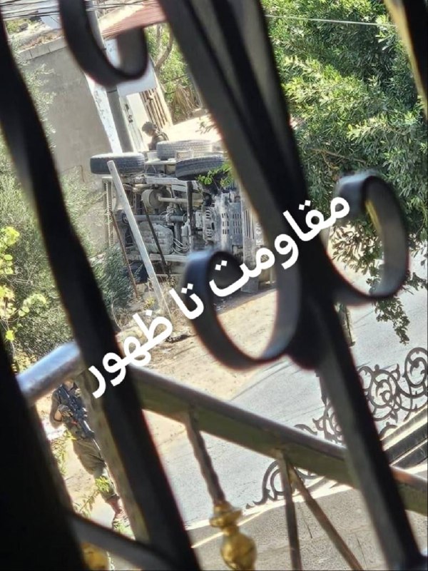 مقاومت تا ظهور: یک خودروی زرهی متعلق به تروریست‌ های یهودی در جنوب جنین (واقع در کرانه باختری اشغالی رود اردن) را می بینید که واژگون شده