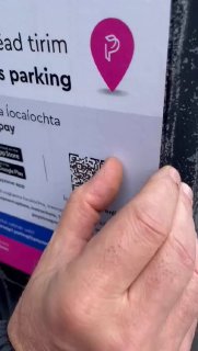 Хитрые ирландские мошенники начали наклеивать фейковые QR-коды на парковочные ав