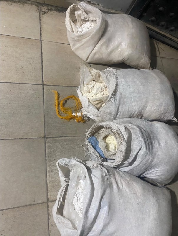 🚨 Lebanese Army: 200 kg of explosives were seized at the Lebanon-Syria border in the Al-Qasr-Harmel area and the smugglers fled to Syrian territory.