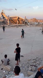 أطفال غزة يلعبون كرة القدم وسط ركام مدرستهم