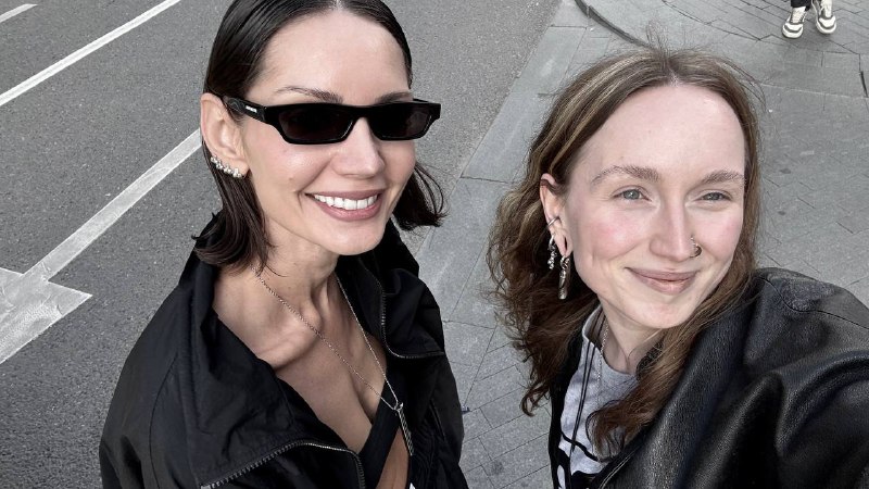 История знакомства с Машей🖤🖤🖤Мы только запустили бренд - сделали первую отгрузку в Poison. По факту, даже не запустили, так как ожидали появления украшений на сайте и в оффлайн. В инстаграме было 0 постов, 0 подписчиков (ну кроме команды конечно) и никаких анонсов.Маша была в Москве по работе, зашла в PD и увидела украшения нового бренда)Поставку только что получили и пока стилисты разбирались с ценами, Машуля примеряла новиночки)))Так у нас появился первый подписчик и взаимная любовь с первого взгляда - сначала знакомство в инсте, потом в Питере, ну и закрутилось завертелось)))Люблю 🖤🖤🖤История знакомства с Машей🖤🖤🖤Мы только запустили бренд - сделали первую отгрузку в Poison. По факту, даже не запустили, так как ожидали появления украшений на сайте и в оффлайн. В инстаграме было 0 постов, 0 подписчиков (ну кроме команды конечно) и никаких анонсов.Маша была в Москве по работе, зашла в PD и увидела украшения нового бренда)Поставку только что получили и пока стилисты разбирались с ценами, Машуля примеряла новиночки)))Так у нас появился первый подписчик и взаимная любовь с первого взгляда - сначала знакомство в инсте, потом в Питере, ну и закрутилось завертелось)))Люблю 🖤🖤🖤