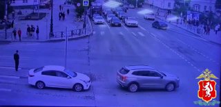 Четыре человека погибли и ещё четыре пострадали в ДТП с автобусом в центре Екатеринбурга, сообщил губернатор Свердловской области Денис Паслер.ДТП произошло на перекрёстке улиц Малышева и 8 Марта. Рейсовый автобус № 81 столкнулся с легковым автомобилем, вы
