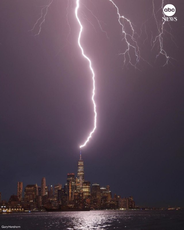 🇺🇸💢 אמש, ברק פגע במגדל One World Trade Center בניו יורק