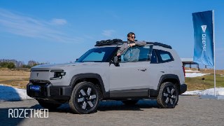 Deep... Что?Загибаем пальцы: последовательный гибрид, пневмоподвеска, несущий кузов с жёсткостью 45 000 Нм/градус и российская сборка (а значит, госсубсидия).Это всё о кроссовере Deepal G318. Какой-то ноунейм? Нет, это ещё один суббренд компании Changan. Н