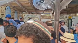 מספר רב של מתנחלים מתאספים מול שער המוגרבים כדי להסתער על מסגד אל-אקצא המבורך במהלך הערב.