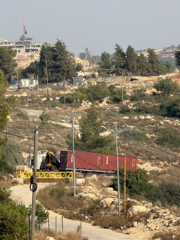 מתנחלים מביאים בתים גדולים למאחז ההתנחלויות באזור "ג'בל אל-ראס" בעיירה אום צפא, צפונית מערבית לרמאללה.