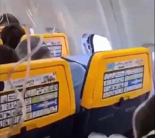 Пассажира почти засосало в разбившийся иллюминатор самолета на высоте около 6000 метров.Boeing 737-800 авиакомпании Ryanair, выполнявший рейс из Салоник в Мюнхен, был вынужден вернуться в аэропорт вылета после того, как осколок металла, предположительно от