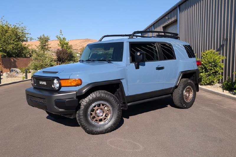 🚗✨ Футуристический ретро‑пик‑дэй: 2014‑й FJ Cruiser в ультрамодном духе Trail T
