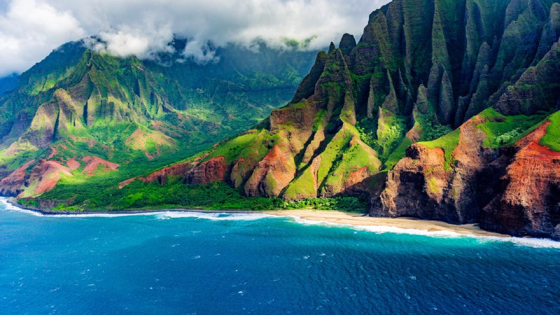 Off the gridKalalau Beach on the Nā Pali Coast, Kauai, Hawaii (© Russ Bishop/DanitaDelimont.com)