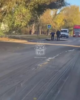 לכל אחד יש את החזית שלו בוורונז', ברחוב לנינגרדסקיה, המכונית פשוט צללה מתחת לאספלט כמו "מריו". סמלים!!! אתה…