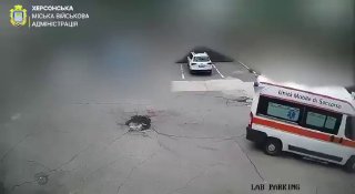 אמבולנס בחרסון שבאוקראינה נפגע על ידי מזל"ט רוסי ופצע שתי נשים.