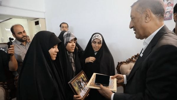 آخرین خبر قم: دیدار معاون اجرایی رئیس‌جمهور با خانواده شهید جنگ رمضان در قم🔹معاون اجرایی رئیس‌جمهور، در ادامه سفر به قم با خانواده شهی
