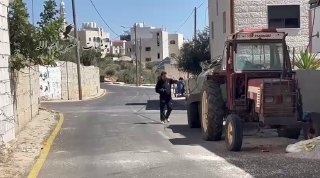 כוחות הכיבוש משחררים מספר עצורים לאחר חקירת שטח במהלך הפשיטה המתמשכת שלהם על העיירה אל-מוג'יר, צפונית מזרחית לרמאללה.