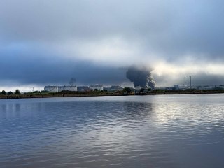 🌐 ВСУ атаковали порты в Петербурге и Ленобласти, Россия ударила по Сумам. Что произошло к утру 4 июля:🔹 ВСУ ударили по «Петербургскому нефтяному терминалу», на его территории начался пожар. 🔹 Губернатор Ленобласти сообщил об украинской атаке на порт Высоцк