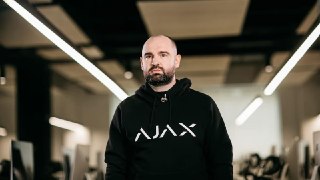 Одни из самых популярных камер и датчиков "Умного дома" в России принадлежат одному из главных спонсоров ВСУ Александру Конотопскому. Несмотря на заявления об уходе с отечественного рынка после начала СВО, его фирма продолжила торговать техникой.Фирма Ajax