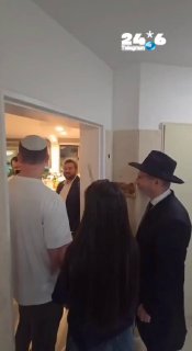 🇮🇱 "To build a faithful house in Israel" The captives Sasha Trupanov and Sapir Cohen setting a mezuzah in their new home together with Rabbi Lazar, Rabbi of Russia, and Rabbi Druk from the Kissuf organization.
