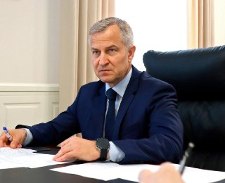 В Курской области машина замгубернатора и главы правительства региона Александра Чепика попала в ДТП с участием нескольких автомобилей, погибла 15-летняя девочка, сообщают местные власти.По данным МВД, 18-летний водитель автомобиля Daewoo Nexia не справилс