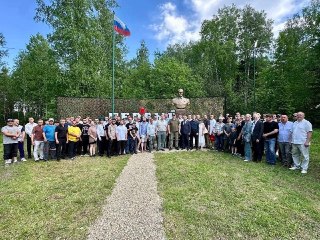 На территории детского лагеря «Чайка» в поселке Черноисточинск под Нижним Тагилом открыли бюст Дзержинскому. Как сообщают «Вечерние ведомости», инициатором установки памятника стал депутат гордумы от «Единой России» Дмитрий Костенников. Ранее он выкупил ла