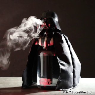 Люк, я твой увлажнитель воздухаЯпонская Benelic и Lucasfilm выпустили освежитель воздуха в виде бюста Дарта Вейдера. Лорд ситхов высотой 23 см зловеще дышит и выпускает пар прямо через маску — два бака для воды прячутся под плащом.Цена — 13 900 иен (~7100 