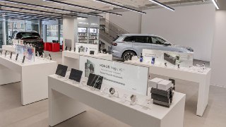 Проект по продаже автомобилей в салонах МТС привлёк 550 тысяч клиентовПосетители салонов в Санкт-Петербурге, Казани, Нижнем Новгороде и Екатеринбурге могли получить консультацию о гибридных моделях AITO SERES, записаться на тест-драйв и даже их приобрести.