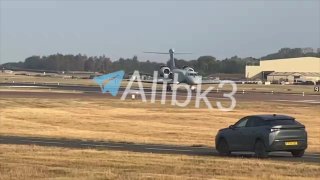 מטוס לוחמה אלקטרוני אמריקאי EA-37B מגיע לבריטניה בדרכו למזרח התיכון