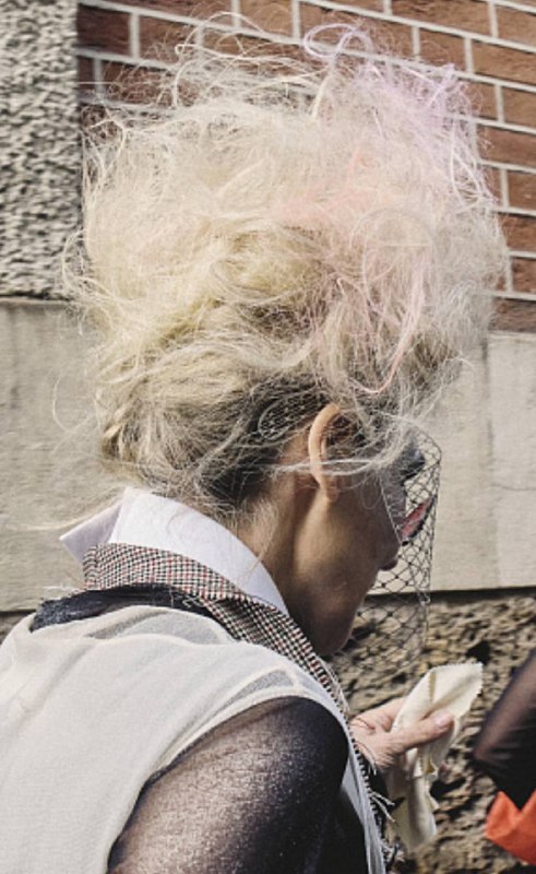 В последнее время ловлю себя на мысли, что хочется сочетать не сочетаемое и делать из волос аксессуары или головные уборы по типу этих 👇🏻В последнее время ловлю себя на мысли, что хочется сочетать не сочетаемое и делать из волос аксессуары или головные уборы по типу этих 👇🏻