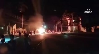 Протестующие на Кубе громят административные здания и магазины — третий день подряд в стране проходят массовые акции из-за энергетического и продовольственного кризиса.Участники протестов разгромили отделения правящей Коммунистической партии Кубы в несколь