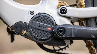 Горные электровелосипеды станут ещё мощнее и т.д.Avinox, подразделение DJI, выпустило новые электродвижки — M2 и M2S. Внешне и по размерам моторы почти не изменились, но стали сильно мощнее — до 1500 Вт и 150 Нм крутящего момента.Встроенный аккумулятор ёмк