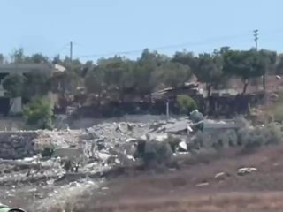 🚨 שני כלי רכב הנדסיים (בולדוזרים) ושני טנקי מרכבה אותרו בצדי העיירה עאיתא אל-ג'בל, מצד חדדה, שם פעלו ליציר…