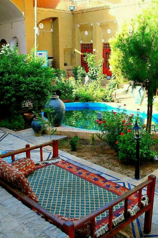 🌸 زندگے جاریست 🌸: روح زندگی را در حیاط قدیمیکنار حوض کاشی آبیحوالی شمعدانی هاکنار سماور مادربزرگجا گذاشتیم...🌸🍃 🍃🌸 @Zendegijarist2